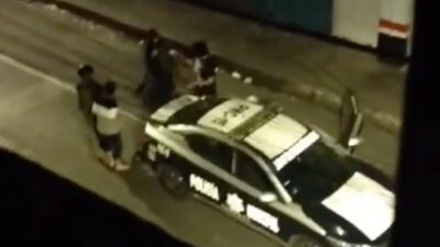 En Córdoba, Veracruz, graban a policías y marinos golpeando a hombres