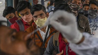 Por Ómicron, India aplica toques de queda para contener COVID. Foto: AFP