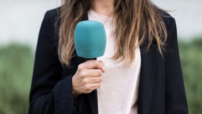 Reportera es atropellada cuando realizaba enlace en vivo en TV