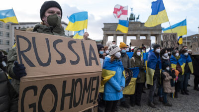 Ucrania pide a Rusia retirar tropas de la frontera y diálogo