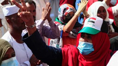 En Sudán, una protesta trata de ser controlada con gas lacrimógeno