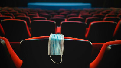 COVID-19: pelean en sala de cine por uso de cubreboas