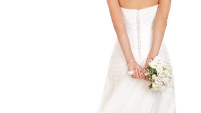 Con vestido de novia, captan a mujer en tienda tras casarse y se vuelve viral