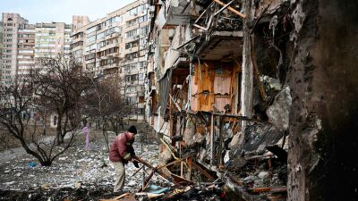 Los ataques a Ucrania de Rusia ya han cobrado la vida de 137 personas y al menos 100 mil desplazados. Foto| AFP