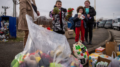Niños y niñas huyen de Ucrania con sus madres hacia la frontera