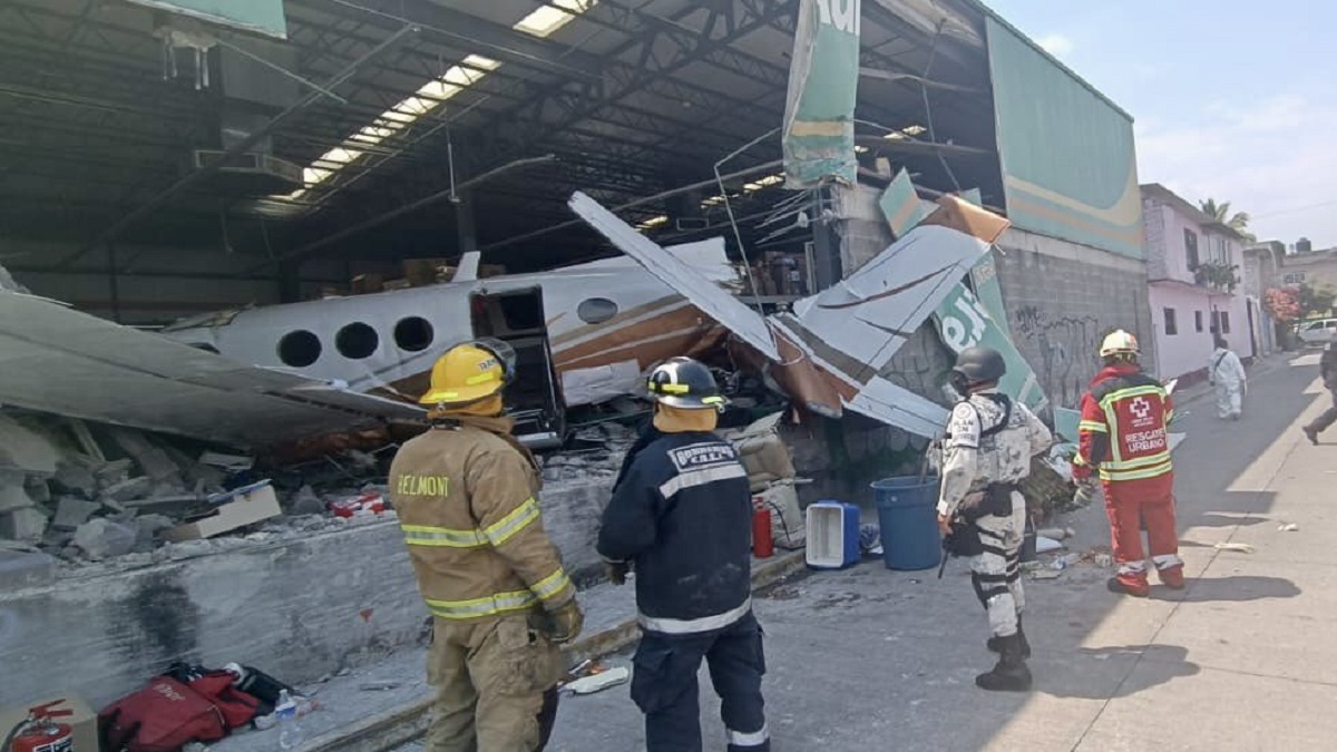 Morelos: se desploma avioneta en supermercado; hay heridos