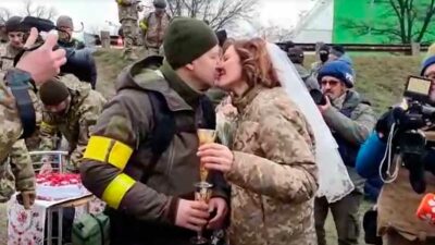 En Ucrania, pareja se casa en un puesto de control de Kiev