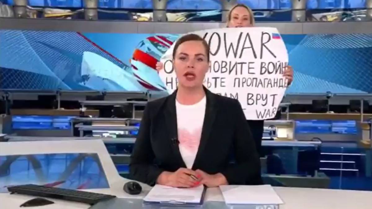 Rusia: mujer interrumpe noticiario y pide alto a la guerra en Ucrania