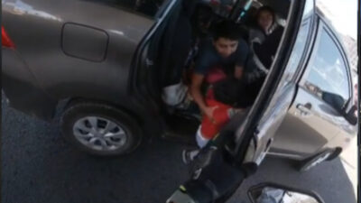 Puebla: niño abre la puerta de camioneta en movimiento