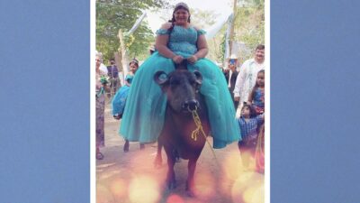 Quinceañera de Veracruz llega a su fiesta montada en búfalo