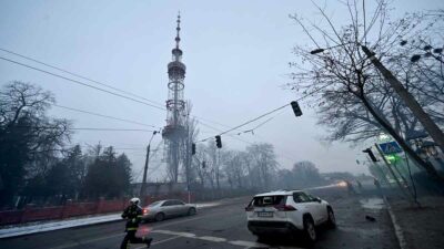 Atacan torre de televisión de Kiev, Ucrania; hay cinco muertos