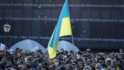 Ucranianos marchan bajo las balas de los rusos