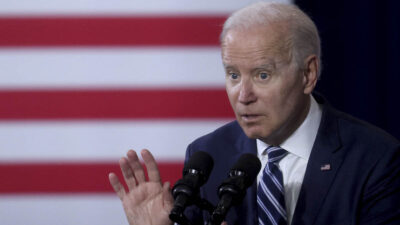 Joe Biden “saluda” a un hombre invisible; despiste se vuelve viral
