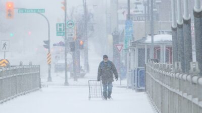 Tormenta invernal en abril golpea centro de Canadá