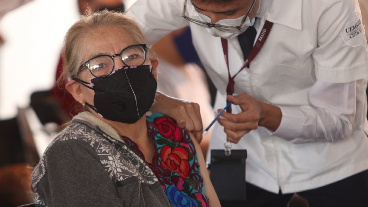 Cuarta dosis de vacuna COVID en Jalisco para adultos mayores y personal de salud