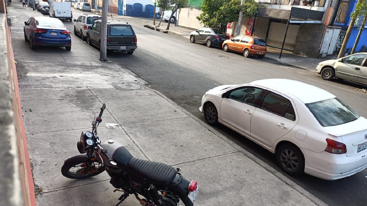 En CDMX, hay multas por apartar lugares para estacionarse en la calle
