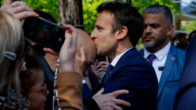 Emmanuel Macron besa calva de hombre antes de elección presidencial
