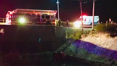 Querétaro: Auto vuelca y cae a presa La Llave; 3 muertos