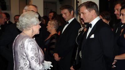 La reina Isabel y Daniel Craig, protagonista de James Bond