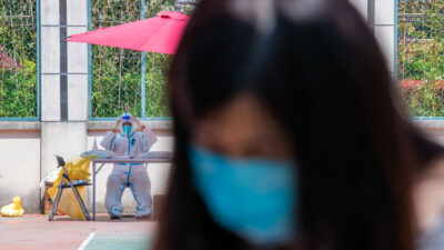Habitantes de Shanghái se enfrentan a policía por medidas anti covid