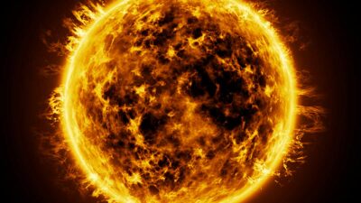"Mancha solar muerta" lanza bola de plasma hacia la Tierra