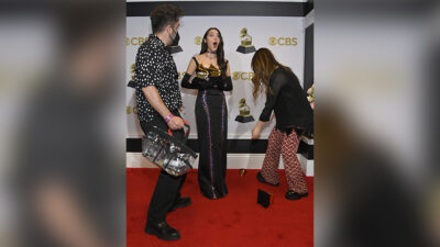 A Olivia Rodrigo se le cae uno de sus tres Grammy y se le rompe