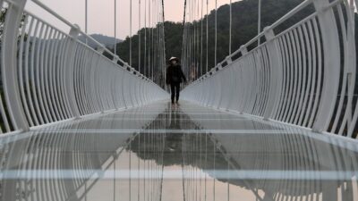Vietnam inaugura puente de cristal de 632 metros, entre dos montañas