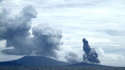 Volcán Krakatoa, en Indonesia, hace erupción