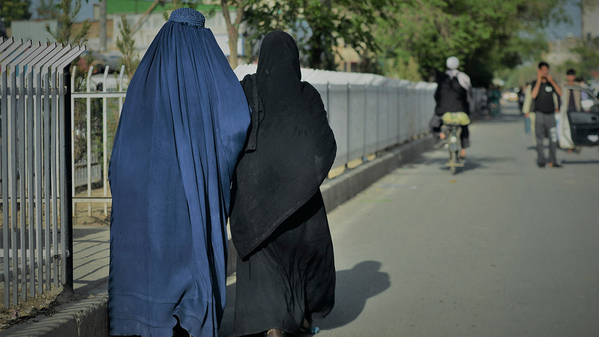 Talibanes ordenan a mujeres usar burka en público
