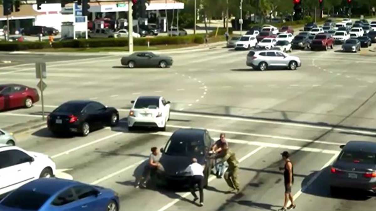 Automovilistas ayudan a conductor que quedó inconsciente en medio de la calle en Florida