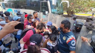 Autopista del Sol: policía de Guerrero repliega a manifestantes