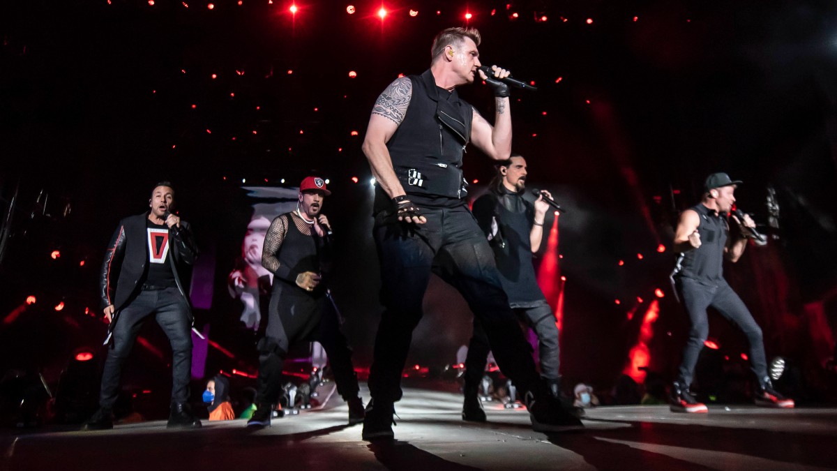 Backstreet Boys cantan en español y desatan la locura de sus fans