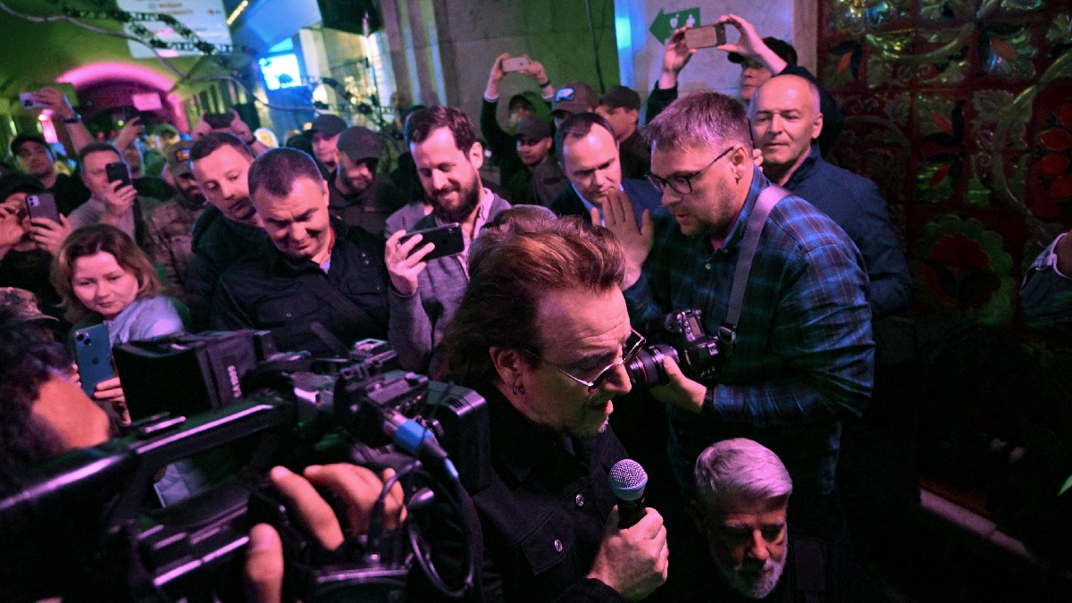 Bono en metro de Kiev: Vocalista de U2 da concierto en Ucrania