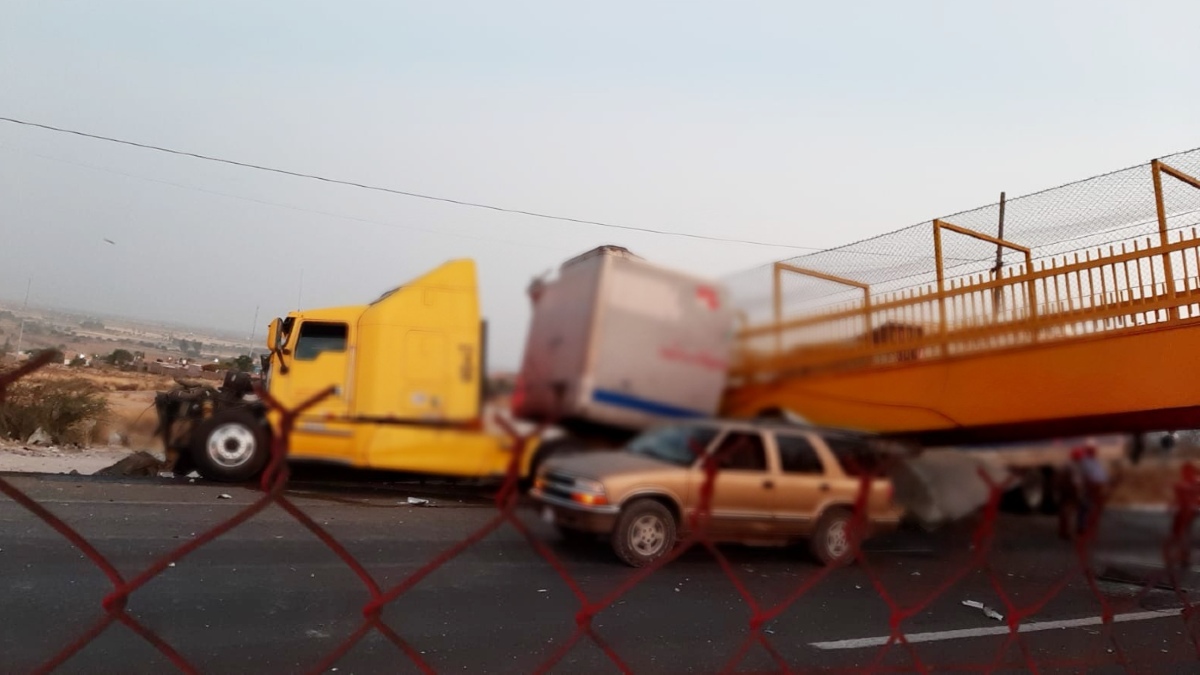 Carretera federal Silao-Irapuato: Tráiler choca y derriba puente peatonal