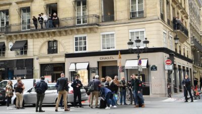 En París, Francia, roban una tienda Chanel; sujetos huyen en motos