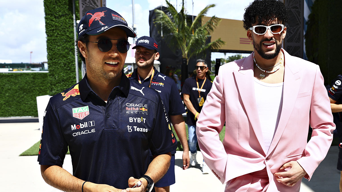 El piloto mexicano Checo Pérez fue captado en un video recibiendo al cantante Bad Bunny en el paddock, previo al Gran Premio de Miami.