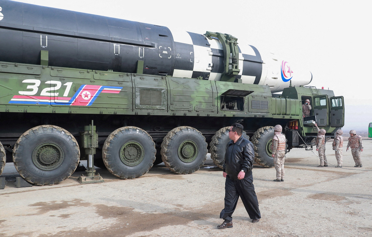 Corea del Norte anuncia primer muerto de un "explosivo" brote de COVID