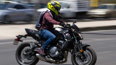 Naucalpan, Estado de México: coche embiste con tres jóvenes en moto
