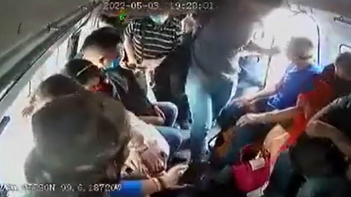 Tlalnepantla, Edomex: policías frustran asalto a pasajeros de combi; ve video