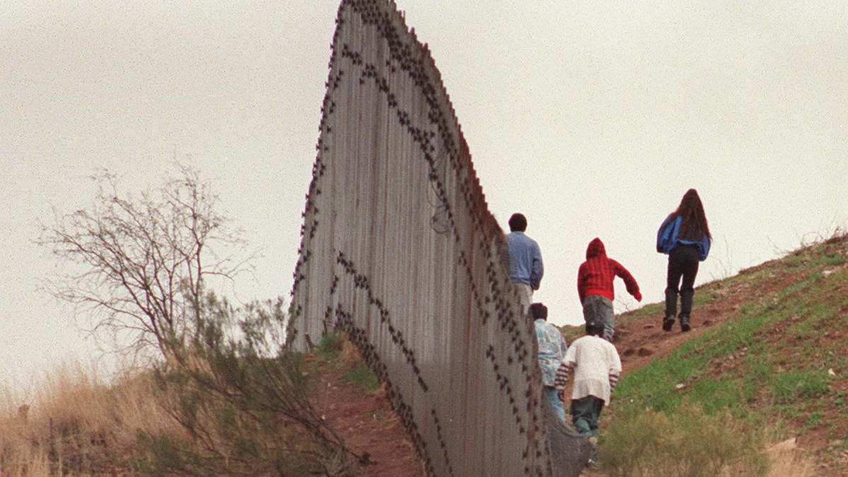 En la frontera de EU, cuanto más alto es el muro, mayor el saldo humanitario. Foto: AFP