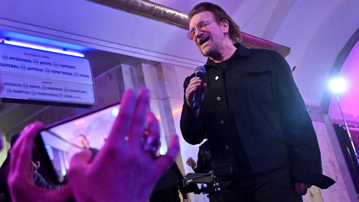 Bono en metro de Kiev: Vocalista de U2 da concierto en Ucrania