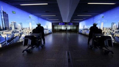 Europa anuncia que dejará de ser obligatorio uso de cubrebocas en aeropuertos y aviones