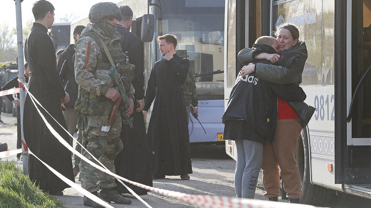 Cerca de 100 civiles fueron evacuados, bajo el asedio de las tropas rusas en Mariúpol, informó el presidente de Ucrania, Volodimir Zelenski.