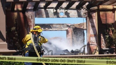 Incendio en condado de Orange, California, Estados Unidos, quema 20 casas