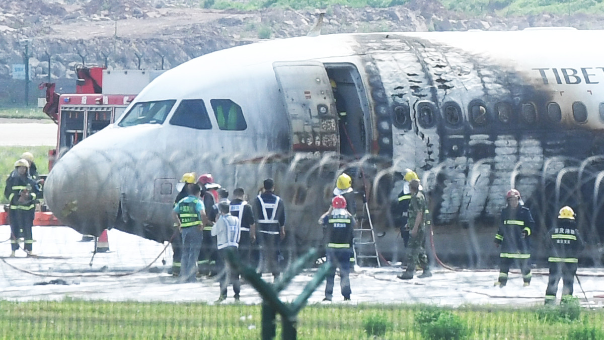 Avión de Tibet Airlines se incendia en aeropuerto de China