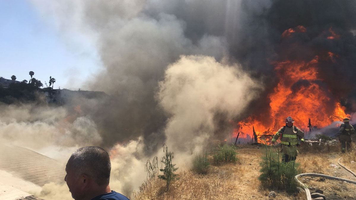 Quema de cobre, en Tijuana, Baja California, incendia 7 casas