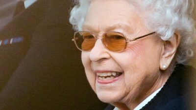 La reina Isabel II aparece con una sonrisa en concurso ecuestre