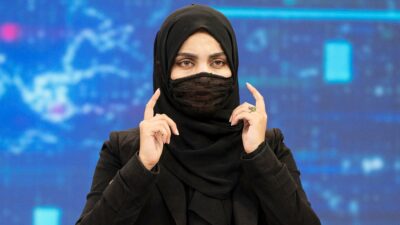 Afganistán: Talibanes obligan a mujeres de televisión a presentarse con burka