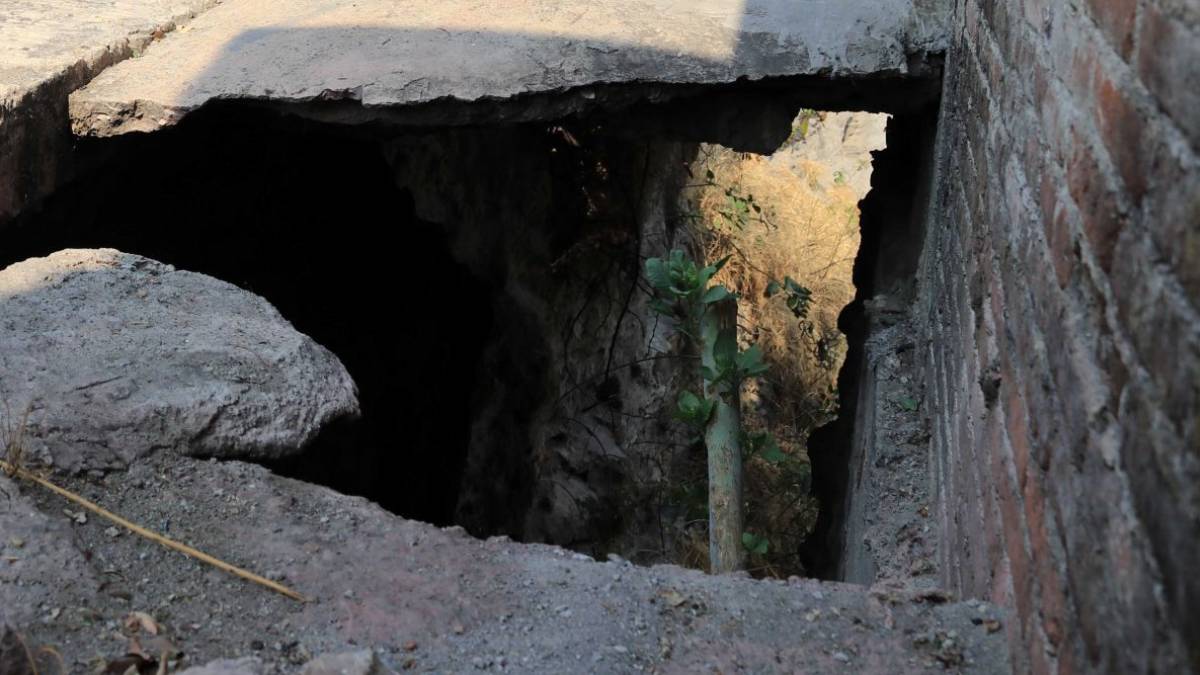 Culiacán, Sinaloa: enorme socavón se abre en la sala de una casa y se “traga” a un joven que dormía