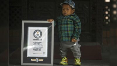 Récords Guinness reconoce a joven de Nepal como uno de los más pequeños; mide 73 centímetros